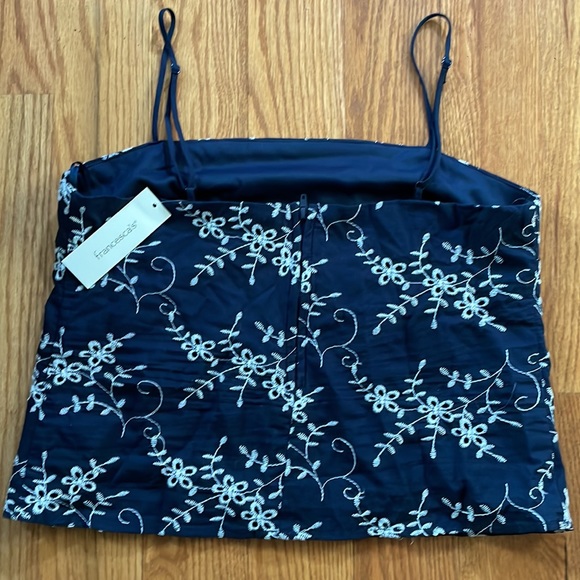 Francesca’s Embroidered Crop Top Size Small - Picture 3 of 5